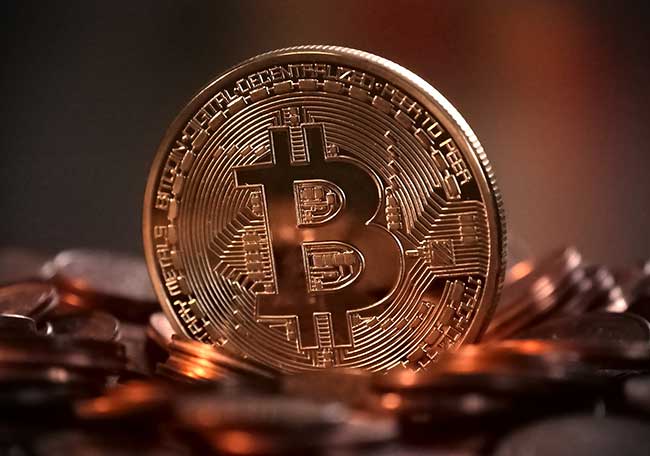 The Benefits and Risks of Investing in Bitcoin